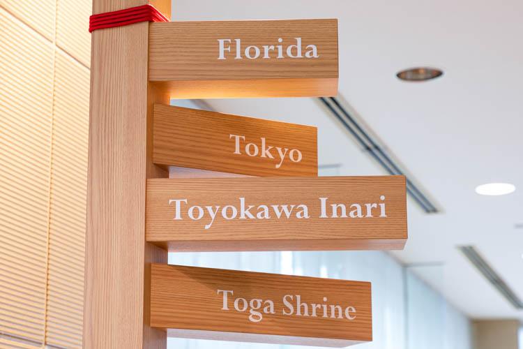 【ライブラリーカフェ】豊川周辺の代表的な観光スポットを指す看板。それぞれ正しい方向を指しています。
