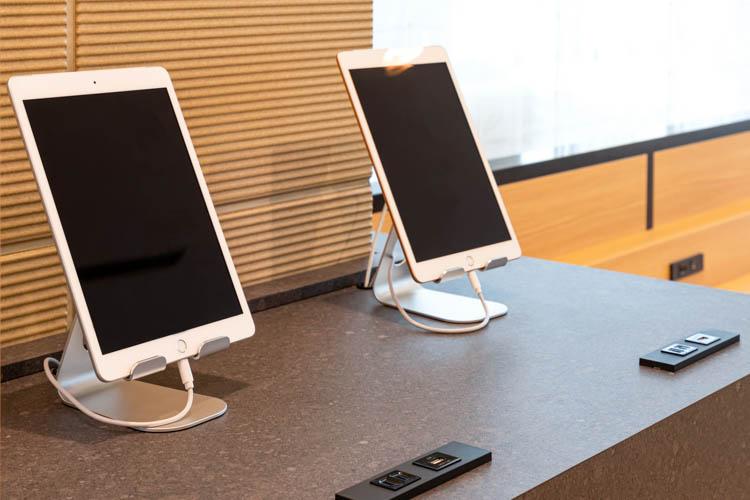 【ライブラリーカフェ】会場内には自由に使えるタブレットも設置