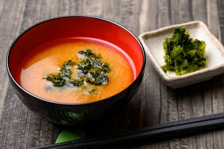 【あおさの味噌汁】日本有数の生産量を誇る愛知県産のあおさを使用した、磯の風味豊かな味噌汁。 日替わりの味噌でお召し上がりください。