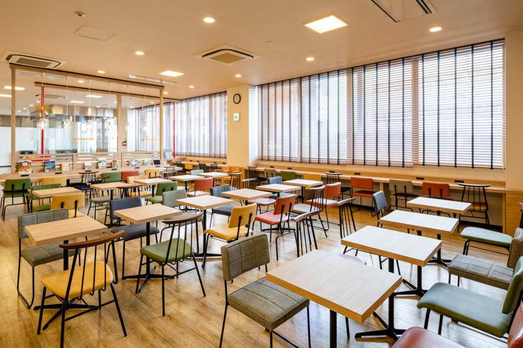 【ライブラリーカフェ】お仕事や商談、旅の相談スペースとしてもご利用いただけます。