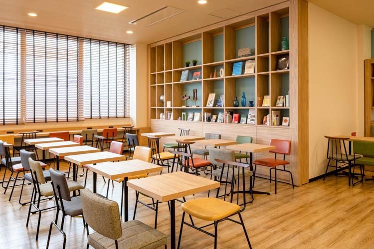 【ライブラリーカフェ】プロが選書した書籍を設置しております。フリードリンクと共にご利用ください。
