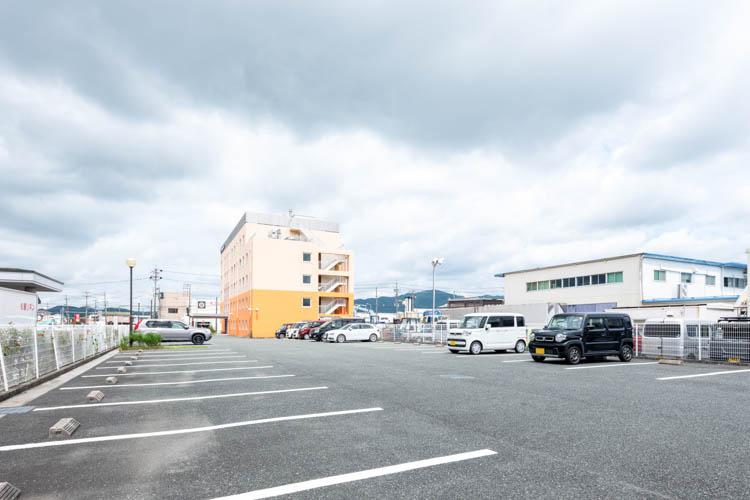 【敷地内駐車場】60台◆無料◆先着順◆大型車は必ず事前にお問い合わせください