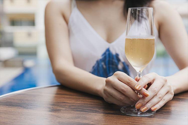 【ガーデンプール】バカンス気分でシャンパンを飲みながら