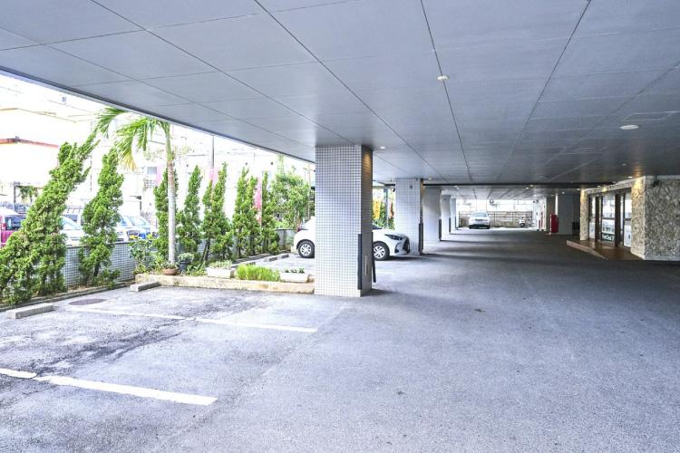 駐車場 1泊に付き500円で出し入れ自由です。