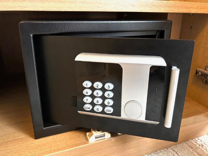 セーフティボックスは各お部屋にご用意しています。大切な貴重品を安全に保管することができます。