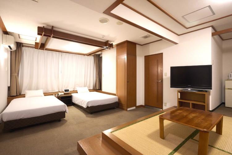 和洋室 120cm幅のベッドと和室のお部屋です。ご家族にオススメ。