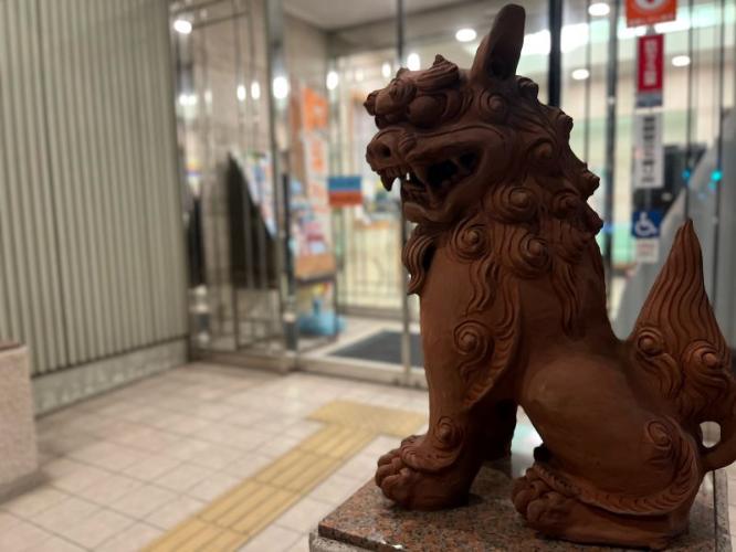 夜でもシーサーがお客様をお迎えいたします！