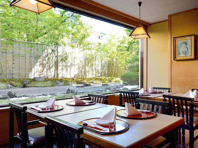 趣きある庭園を眺めながらお料理を頂ける「抱節亭」