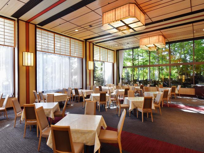 明るく開放的な雰囲気のカフェ＆レストラン京わらべ