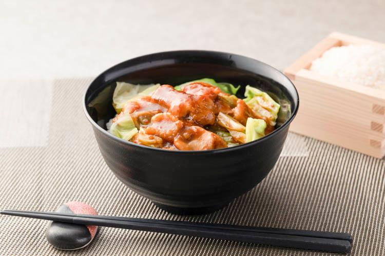 【鶏ちゃん丼】岐阜県が奨励品種とするハツシモと岐阜名物「鶏ちゃん」をのせてお楽しみください