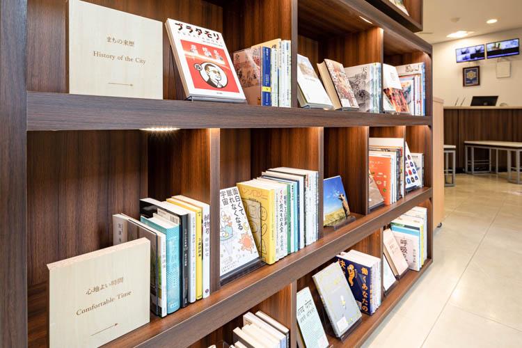 【ライブラリーカフェ】プロが選書した本をお楽しみいただけます