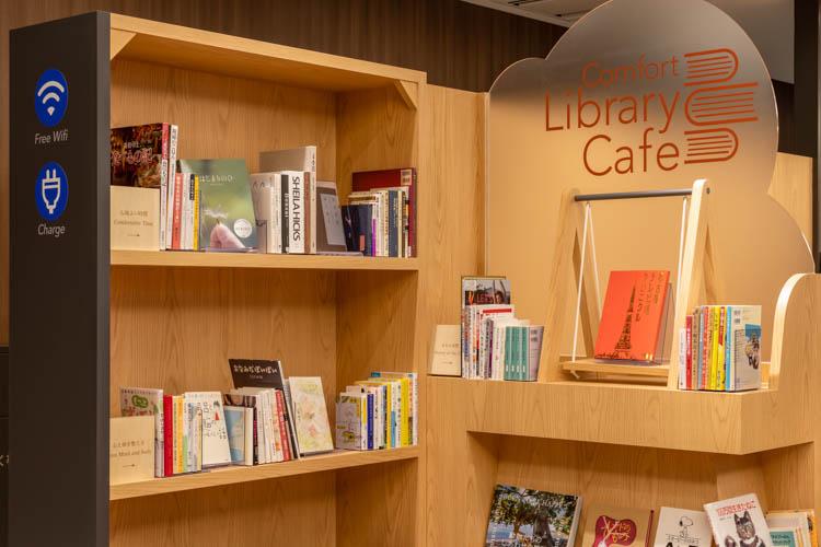 【ライブラリーカフェ】選書のプロがセレクトした100冊以上の本◆地域にまつわる情報誌や旅行誌をご用意