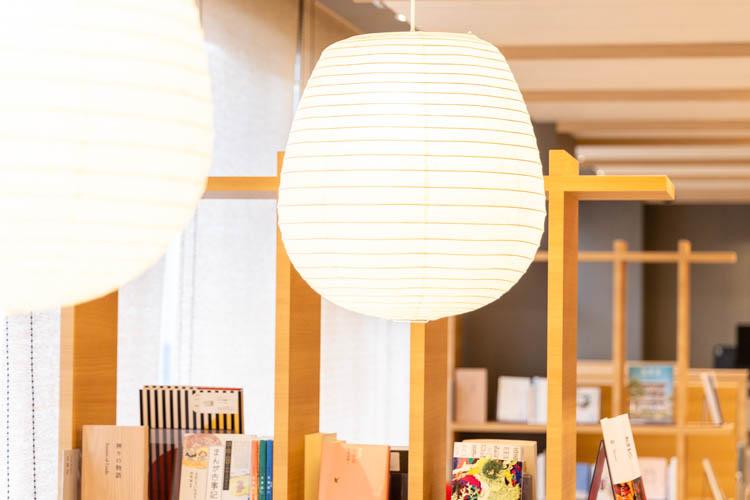 【ライブラリーカフェ】滞在中も旅の楽しみが続く、くつろぎの空間