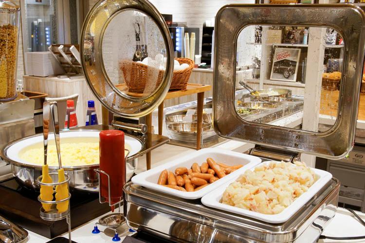 【おかず】朝食には欠かせないスクランブルエッグやソーセージなどをご用意しております。