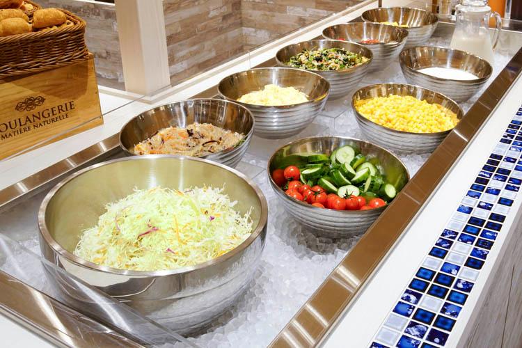 【サラダ】1日のスタートは彩り豊かで明るい朝食から始めましょう。