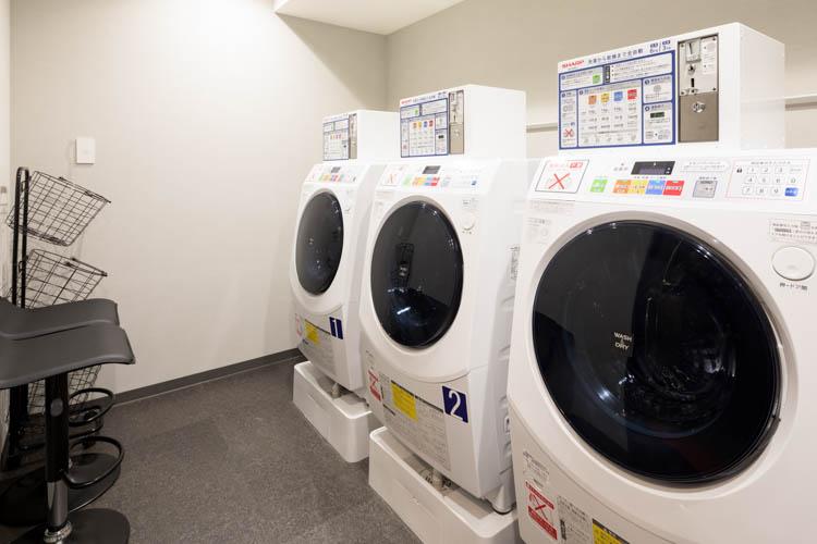 【ランドリーコーナー】長期のご滞在でも安心。（有料）　お部屋のテレビで空き状況を確認いただけます。