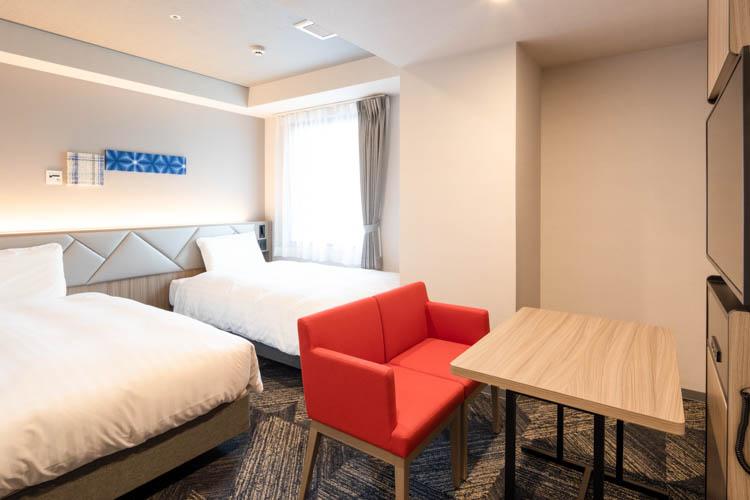 【ツインスタンダードルーム】オンラインでの会議にも使いやすい可動式デスクを設置しております