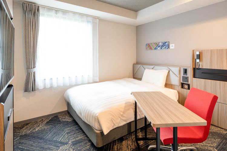 【ダブルスタンダードルーム】オンラインでの会議にも使いやすい可動式デスクを設置しております