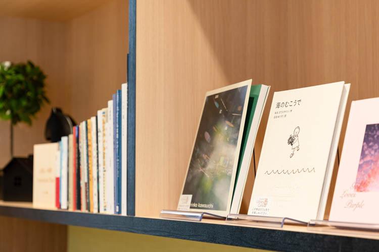 【ライブラリーカフェ】プロが選書した書籍をお楽しみいただけます