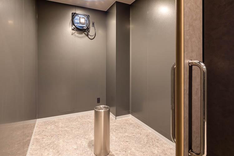 【喫煙スペース】4階フロント奥にございます