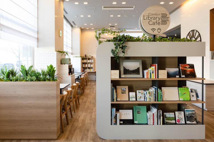 【ライブラリーカフェ】様々なジャンルの本から、お気に入りの本を見つけるのはいかがでしょうか。