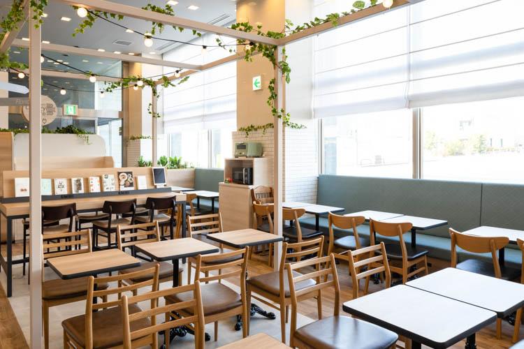 【ライブラリーカフェ】ご家族や友人・カップルでごゆっくりおくつろぎ下さい。