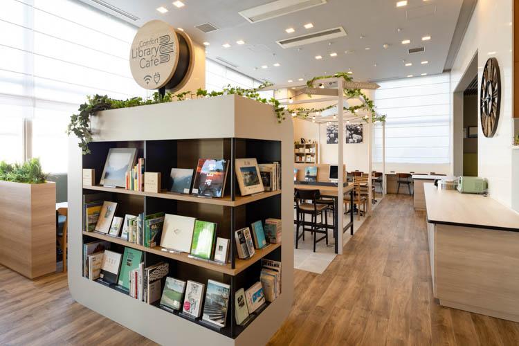 【ライブラリーカフェ】お仕事や商談、旅の相談スペースとしてもご利用いただけます。