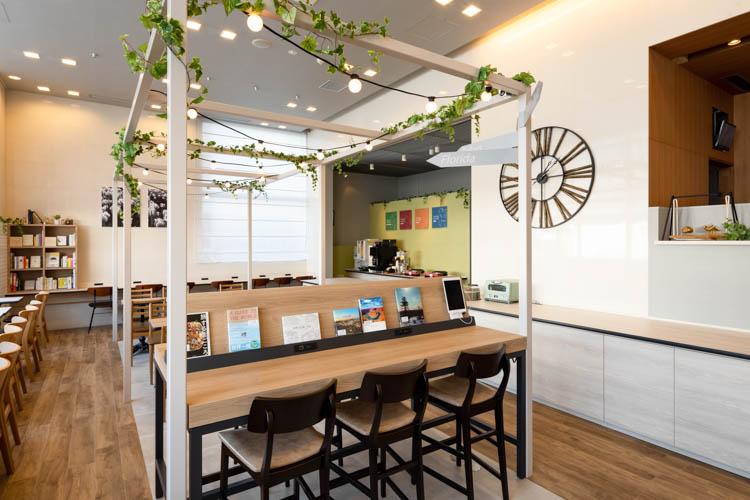 【ライブラリーカフェ】USBコンセント設置。PC作業もデバイス充電も同時にご利用いただけます