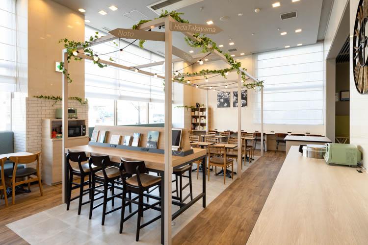 【ライブラリーカフェ】USBコンセント設置。PC作業もデバイス充電も同時にご利用いただけます。