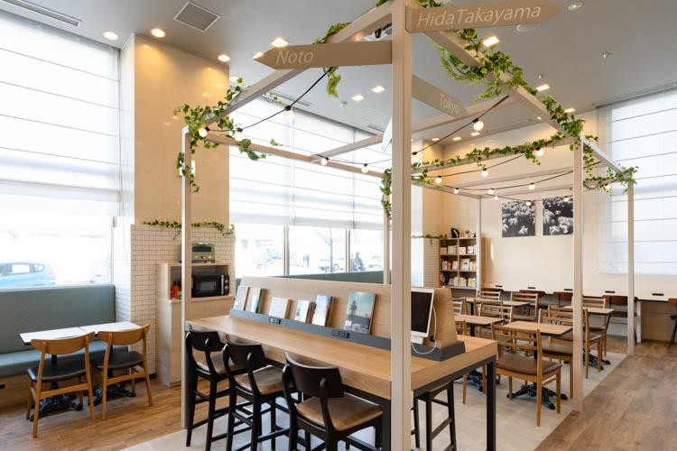 【ライブラリーカフェ】お仕事や商談、旅の相談スペースとしてもご利用いただけます。