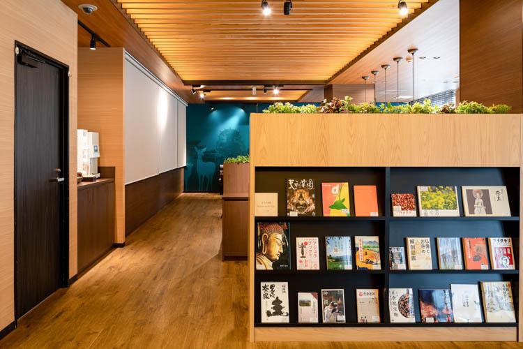 【ライブラリーカフェ】プロが選書した書籍を設置しております。フリードリンクと共にご利用ください。