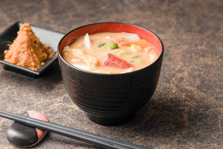 【彦根限定】風味豊かなこうじ味噌を使用した味噌汁には八幡名物の赤こんにゃくが入っています。