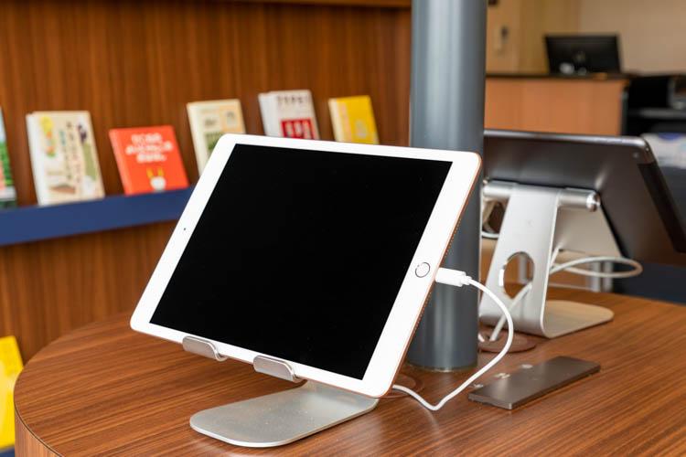【ライブラリーカフェ】会場内には自由に使えるタブレットも設置