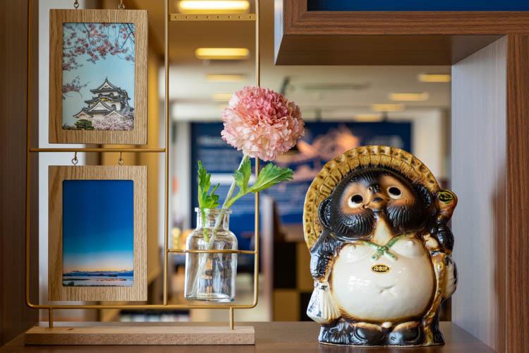 【ライブラリーカフェ】彦根の写真や伝統工芸品がライブラリーカフェに彦根らしさをプラス