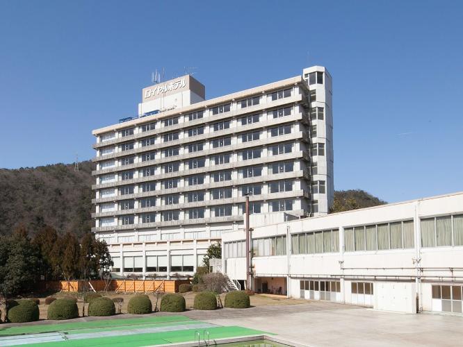 ■ホテル全景：三朝川の清流沿いの緑に囲まれた温泉と料理自慢の大型リゾートホテルです