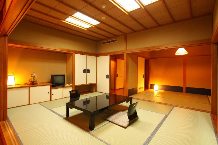 本館客室<BR>（10畳＋6畳の2間続き）