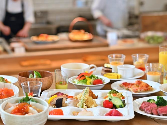 【夕食ビュッフェ】和食・洋食・中華の他、郷土料理やオリジナル海鮮丼が楽しめる♪