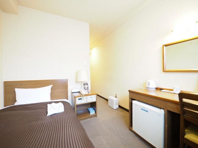 シングルルーム ★★全室、落ち着いたブラウン色のデュベスタイルで心地よい眠りを★★