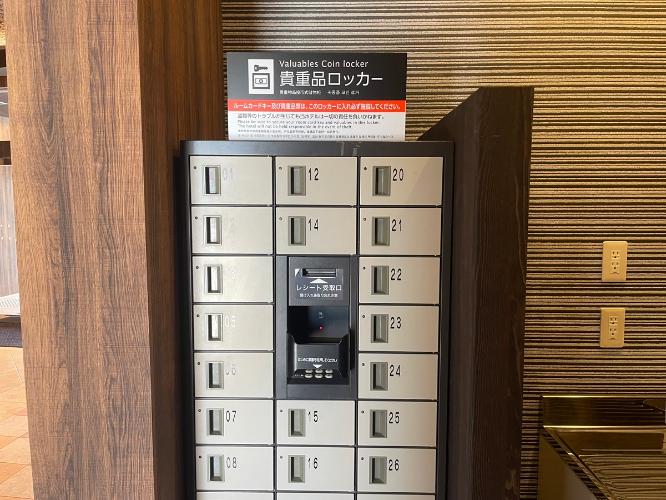 貴重品ロッカー（無料）は1階フロント付近にございます。