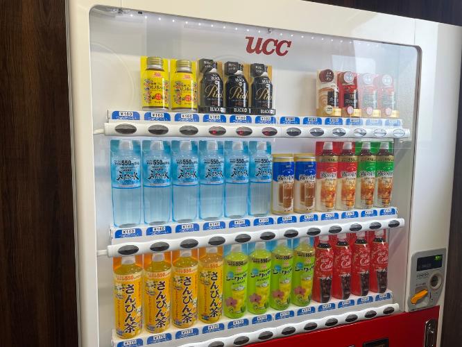 ソフトドリンク自動販売機は1階コインランドリーに併設しております。