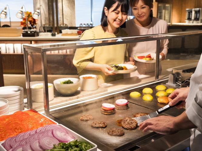 【プランタン】目の前で生まれる沖縄の味。焼きたて「58（ゴーヤ）バーガー」