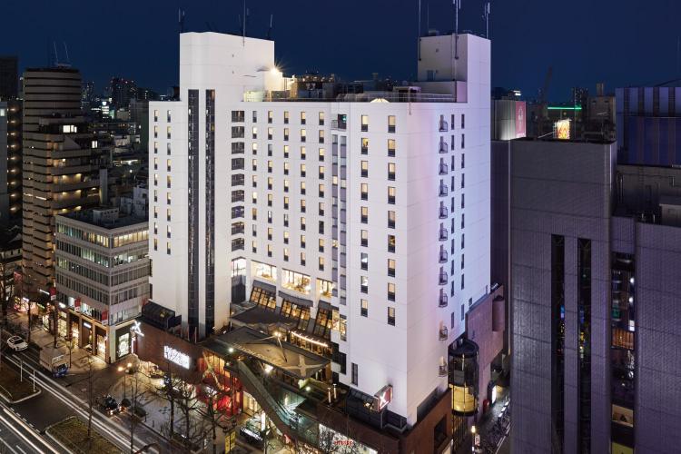 クロスホテル大阪 夜の外観