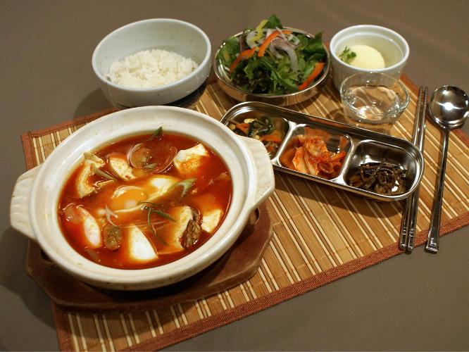 ■海鮮ダイニング「博多美蔵」<BR>期間限定韓国メニュー例：「スンドゥブ」