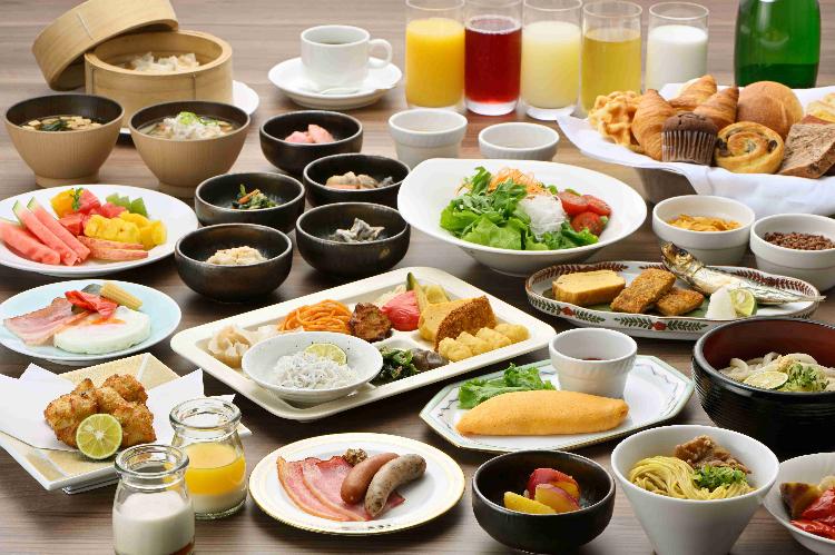 ＜朝食バイキング盛付一例＞徳島ならではの料理を含め、ボリューム満点メニューでお迎え致します。