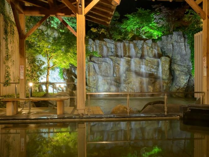 【滝見露天風呂ー殿の滝ー】夜に聴く滝の澄んだ音色は、安らぎのバスタイムを演出いたします。