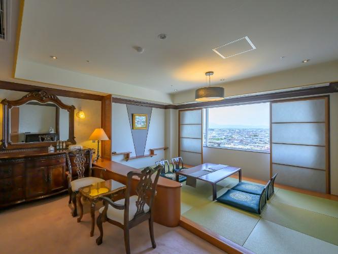 【デラックス　和洋室ツイン】小上がり和室をメインとしたお部屋です。