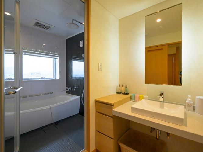 【和モダンツイン】（バス付）お部屋にはユニットバスをご用意。心地よいバスタイムをお過ごしいただけます