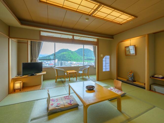 【和室10畳】定員1〜5名様。少人数から、ご家族様までお過ごしいただけます。