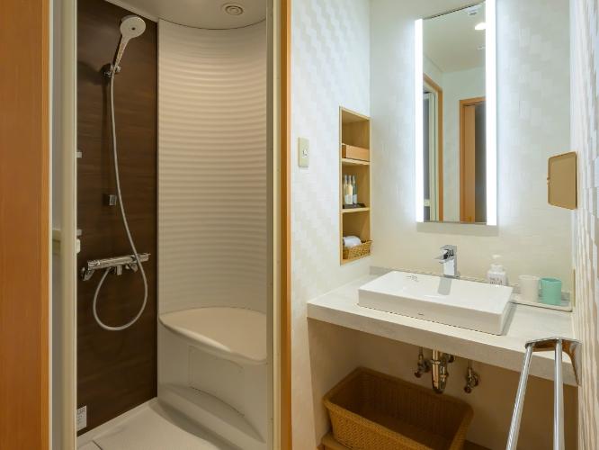 【和室ツイン】お部屋には、洗面台とシャワールーム、トイレがございます。※湯舟はございません。