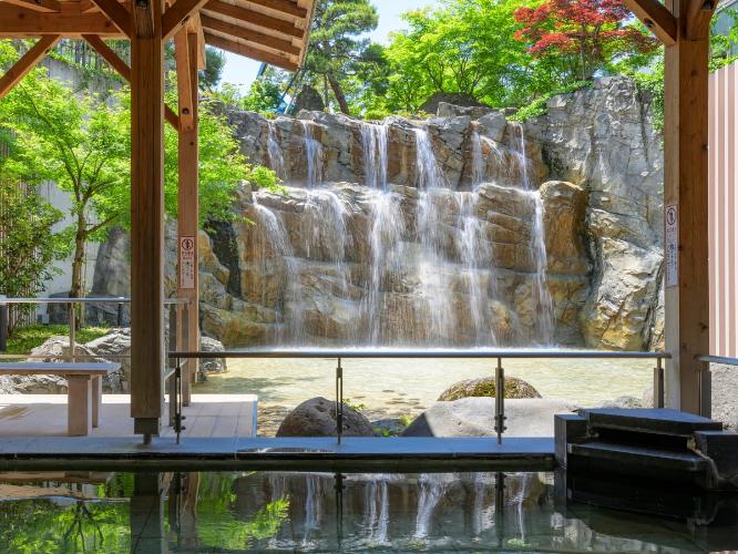 【滝見露天風呂ー殿の滝ー】庭園から流れ落ちる滝を眺めながら、ごゆっくりと天童の湯をご堪能ください